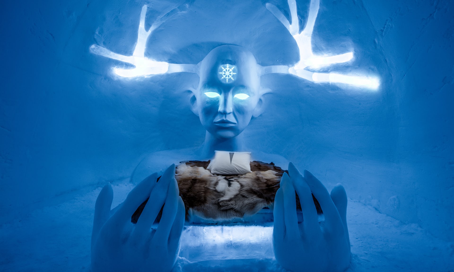queen of north ice sculpture