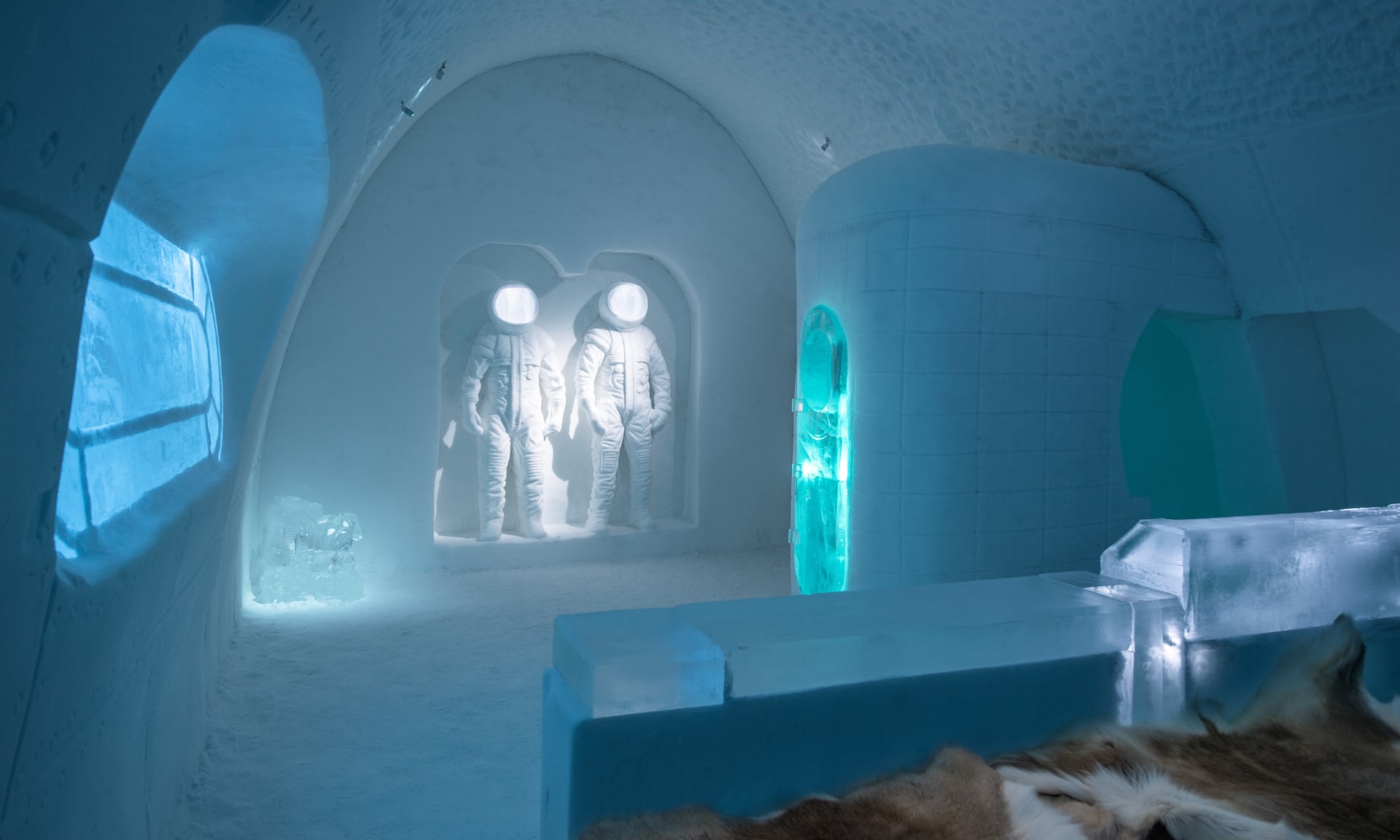 astronauts ice sculpture