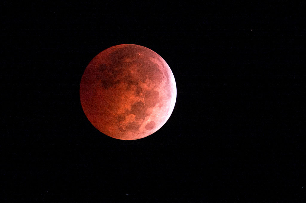 blood moon lunar eclipse photography